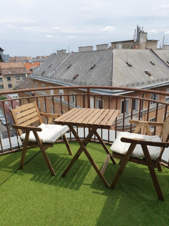Modern Top Floor Loft With Balcony Budapest Exterior photo