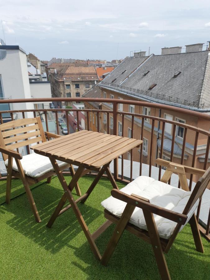 Modern Top Floor Loft With Balcony Budapest Exterior photo